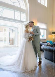 a bride and groom kissing in a room at Bernstein Schlosshotel Ballenstedt in Ballenstedt