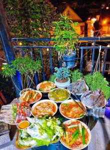 une table avec de nombreuses assiettes de nourriture dans l'établissement Nhà của Ớt, à Đà Lạt