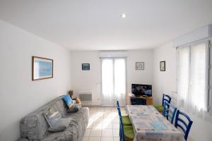 a living room with a couch and a table at Arcachon pied in Arcachon