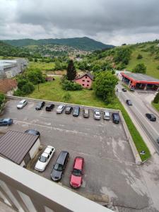 eine Luftansicht eines Parkplatzes mit Autos in der Unterkunft Hotel Home Story Sarajevo, Vogošća in Vogošća