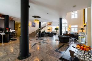 a lobby of a building with a bunch of furniture at Bernstein Schlosshotel Ballenstedt in Ballenstedt