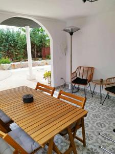 - une table et des chaises en bois dans le salon dans l'établissement Casa Las Colinas, à Illana