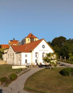 ein großes weißes Gebäude mit rotem Dach in der Unterkunft Bernstein Schlosshotel Ballenstedt in Ballenstedt