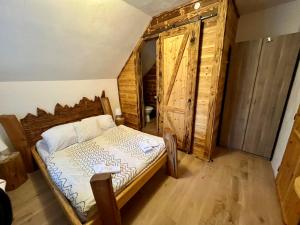 Łóżko lub łóżka w pokoju w obiekcie Penzion & Restaurant Pod Čerťákem