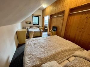 Łóżko lub łóżka w pokoju w obiekcie Penzion & Restaurant Pod Čerťákem