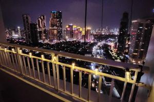 Blick auf die Skyline der Stadt in der Nacht in der Unterkunft Good Vibes Apartment in Makati in Manila