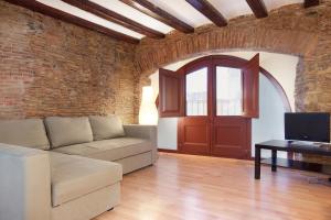 sala de estar con sofá y mesa en Gothic - Ramblas Apartments, en Barcelona