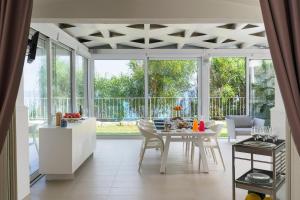 a kitchen and dining room with a table and chairs at Stella Maris in Noto Marina