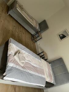 Una cama grande en una habitación con en Boarding House Hagen, en Hagen
