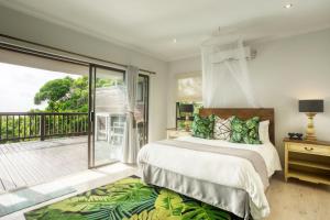 a bedroom with a bed and a balcony at Campismo Ninho 41 in Ponta Malongane