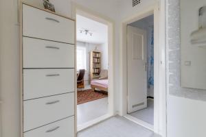 Vestidor blanco en una habitación con dormitorio en Private Rooms en Hannover
