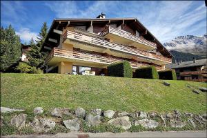 un bâtiment au sommet d'une colline devant dans l'établissement Tayannes 016, à Verbier