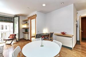 uma sala de estar com uma mesa branca e cadeiras em Apartament Sant Feliu em Girona