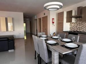 Setusvæði á Cozy, Spacious 3 Bedroom Maisonette, 6 to 9 ppl, 1 min walk from Seafront