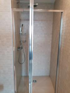 y baño con ducha y puerta de cristal. en Colón Vistas en Madrid