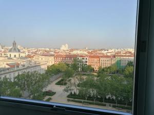 una ventana con vistas a la ciudad en Colón Vistas en Madrid