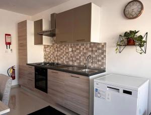 Eldhús eða eldhúskrókur á Cozy, Spacious 3 Bedroom Maisonette, 6 to 9 ppl, 1 min walk from Seafront