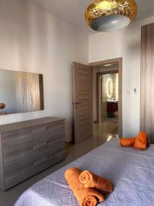 Rúm í herbergi á Cozy, Spacious 3 Bedroom Maisonette, 6 to 9 ppl, 1 min walk from Seafront