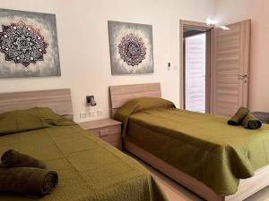 Rúm í herbergi á Cozy, Spacious 3 Bedroom Maisonette, 6 to 9 ppl, 1 min walk from Seafront