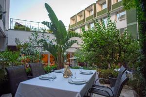 O grădină în afara Hotel Carpathia