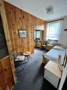 Łóżko lub łóżka w pokoju w obiekcie Penzion & Restaurant Pod Čerťákem