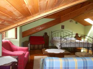 salon z łóżkiem i kanapą w obiekcie Guesthouse Kuća na šterne w mieście Lovran