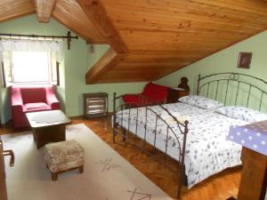 sypialnia z łóżkiem i drewnianym sufitem w obiekcie Guesthouse Kuća na šterne w mieście Lovran