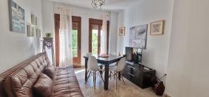 a living room with a couch and a table at La casa de San fernando Mezquita in Córdoba