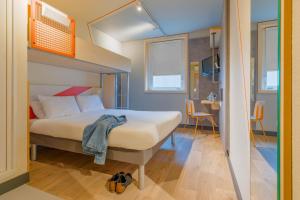 Postel nebo postele na pokoji v ubytování Ibis Budget Lyon Est Saint Quentin Fallavier
