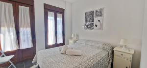a bedroom with a bed with two towels on it at La casa de San fernando Mezquita in Córdoba