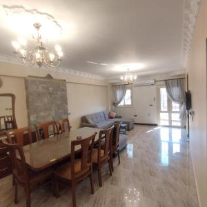 - une salle à manger et un salon avec une table et des chaises dans l'établissement Apartment Nasr City, au Caire