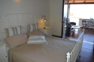 1 dormitorio con 1 cama grande y ventana grande en Villa Russo Casa Vacanze en Marina di Camerota