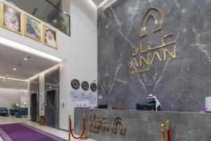 Anan Hotel By Snood في مكة المكرمة: لوبي مطعم مع وجود لافته على الحائط