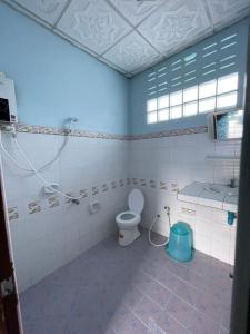 La salle de bains est pourvue de toilettes et d'un lavabo. dans l'établissement PP. Valentine Bungalow, sur les Îles Phi Phi