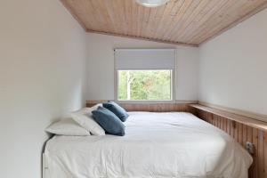 Enkärret的住宿－Family Holiday Home in Ingarö，卧室配有带蓝色枕头的大型白色床