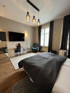 Schlafzimmer mit einem Bett und einem Flachbild-TV in der Unterkunft Denner Hotel in Heidelberg