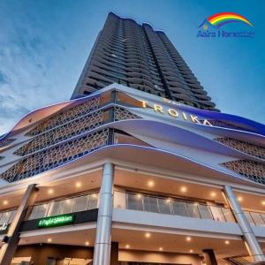 um grande edifício com um arco-íris no topo em AAIRA Troika Residence,Kota Bharu em Kota Bharu