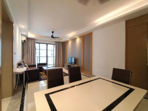R&F princess cove premium home stay 3bed 2bath في جوهور باهرو: قاعة اجتماعات مع طاولة وكراسي