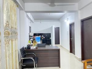 een kantoor met een bureau en een stoel in een kamer bij Alub Naam Homestay in Itānagar