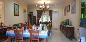A restaurant or other place to eat at Kumara Homestay Jogja