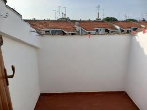 einen Blick vom Balkon eines Zimmers mit weißen Wänden und Dächern in der Unterkunft Roma a un passo e il mare in casa in Marina di Cerveteri