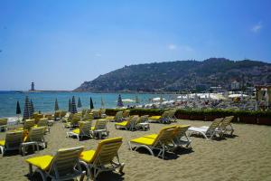 a bunch of chairs and chairs on a beach at ERGÜN OTEL in Alanya