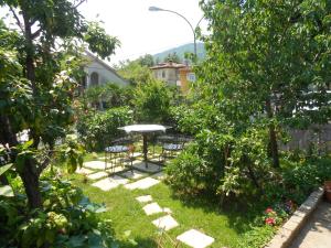Ogród w obiekcie Guesthouse Kuća na šterne
