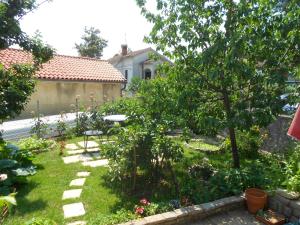 Ogród w obiekcie Guesthouse Kuća na šterne