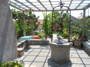 Ogród w obiekcie Guesthouse Kuća na šterne