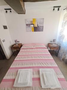 1 dormitorio con 1 cama grande y 2 mesitas de noche en Alloggiamo, en Módena