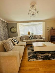 sala de estar con sofá y mesa en Astor house Maidstone long stay, en Maidstone