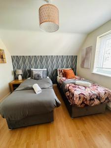 Un pat sau paturi într-o cameră la Astor house Maidstone long stay