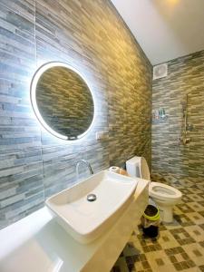 y baño con lavabo, aseo y espejo. en Sea View - Palm Villa, en Haad Yao