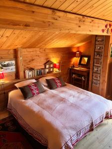 um quarto com uma cama grande num camarote em Chalet Le Lauzet em Les Deux Alpes